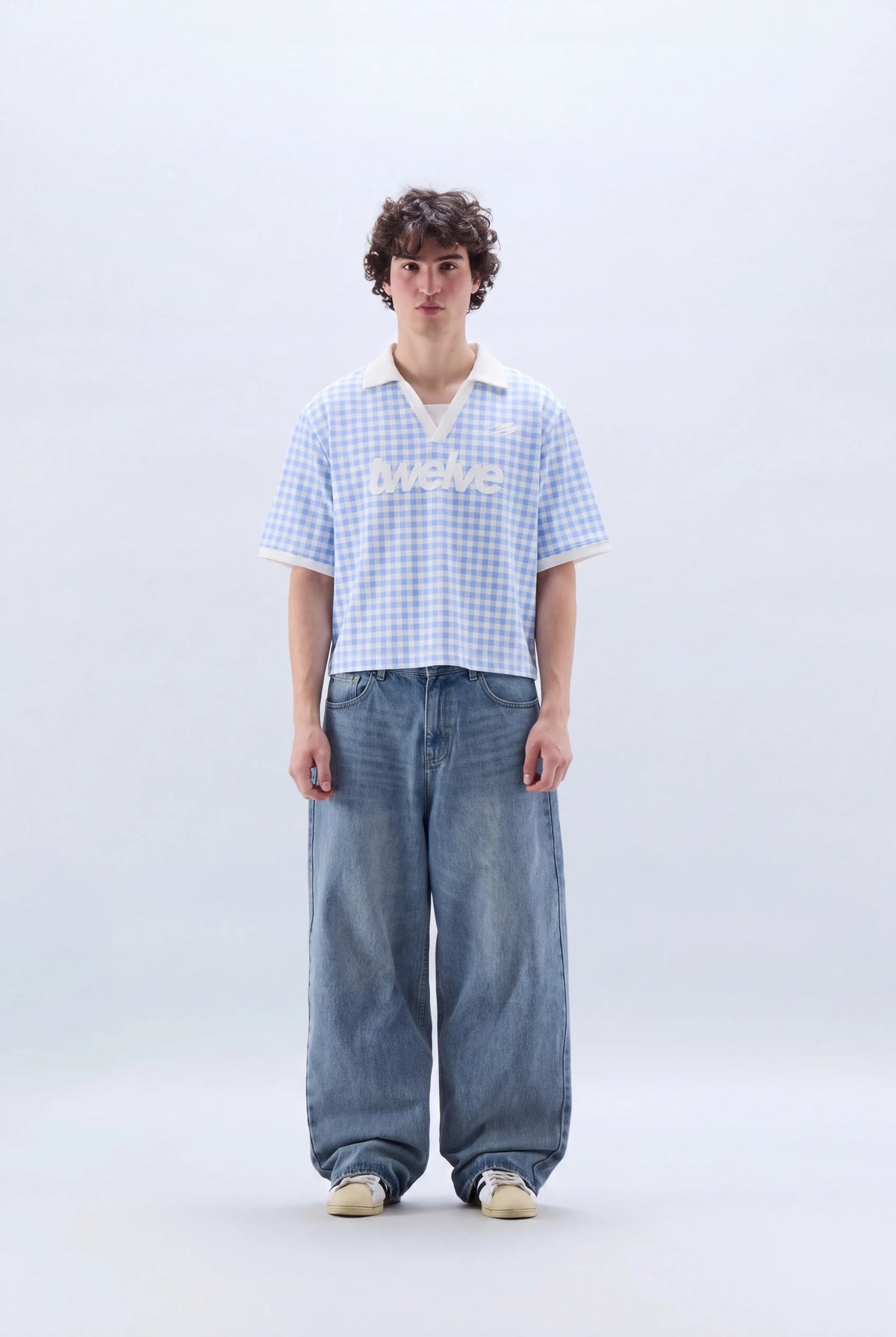 Twelve Club Tee – Baby Blue – model üzerinde