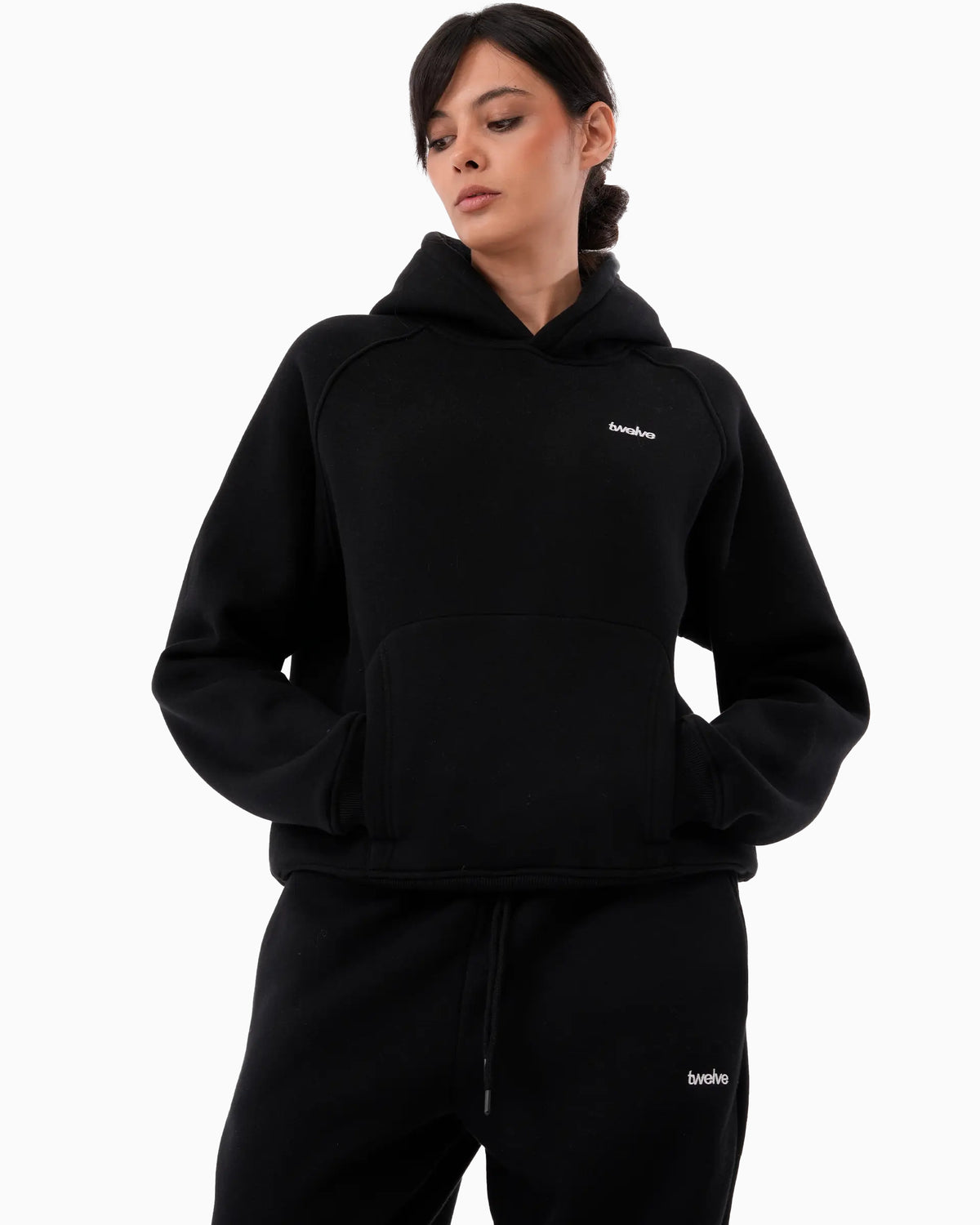 Twelve Hoodie – Black – model üzerinde