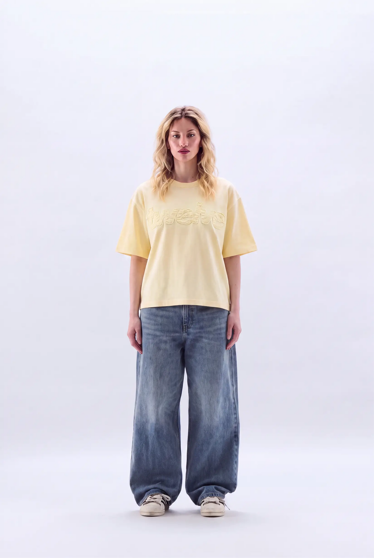 Twelve Distress Tee – Lemon – model üzerinde