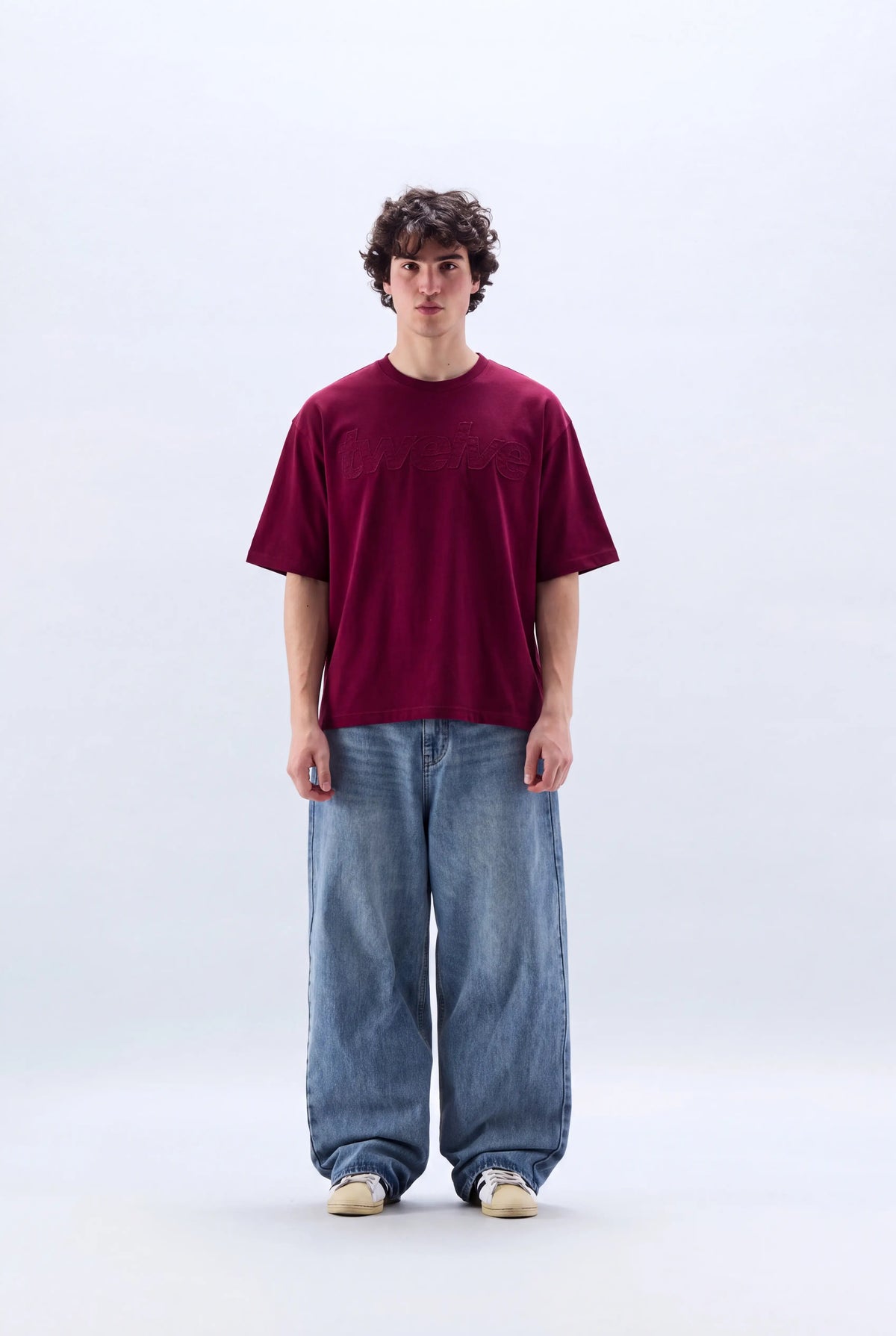 Twelve Distress Tee – Wine Red – model üzerinde